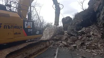 5 машини разчистват свлечената скална маса в района на село Кърнаре
