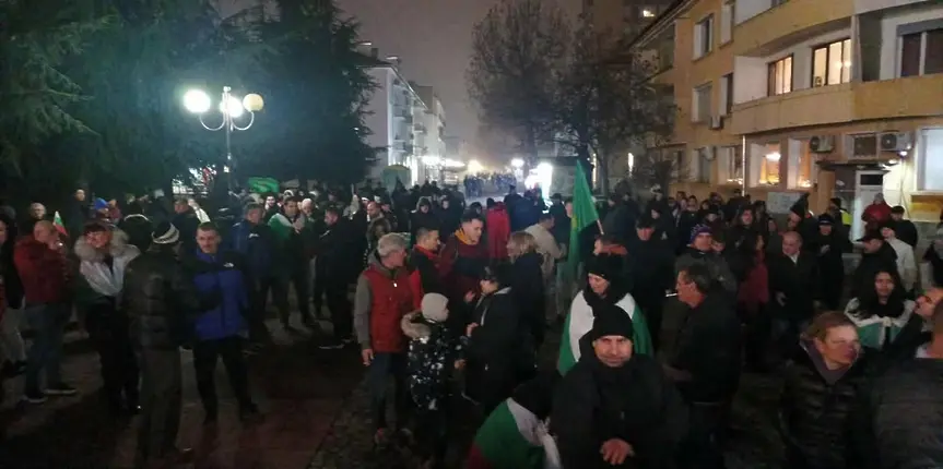 Кметът на Враца ще подаде сигнал до Прокуратурата за издевателство над семейството му от протестиращите снощи