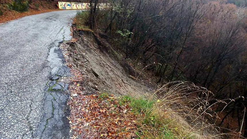 Разчистено е свлачището по пътя Асеновград–Смолян, движението е възстановено