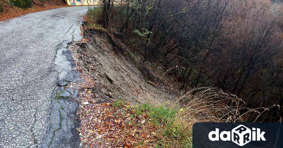 Свлачището което временно създаде опасност за движението по пътя между