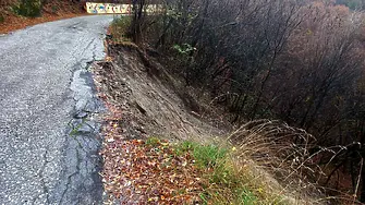 Разчистено е свлачището по пътя Асеновград–Смолян, движението е възстановен