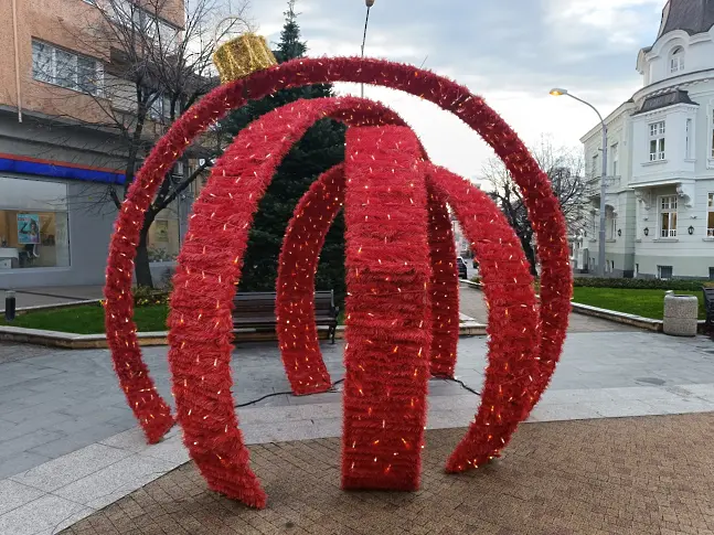 Вандалски прояви по коледната украса на Сливен 
