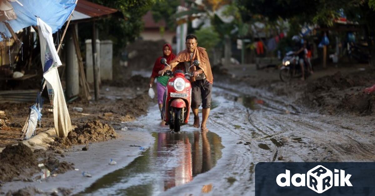 Индонезийската служба за борба с бедствията днес съобщи че борят