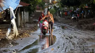 Жертвите на наводненията в Индонезия вече са най-малко 883; над 500 души са в неизвестност