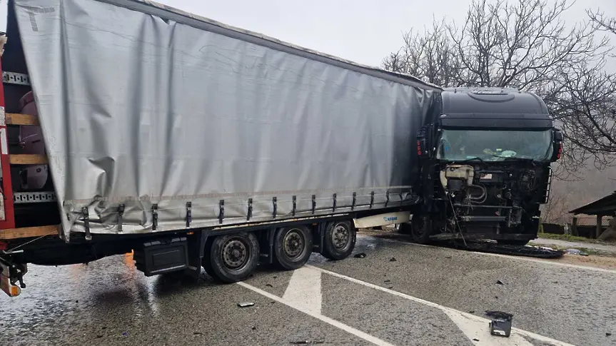 Затвориха Прохода на Републиката заради завъртял се на пътя тир