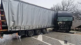 Затвориха Прохода на Републиката заради завъртял се на пътя тир