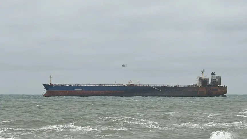 Доставиха провизии за моряците от заседналия край Ахтопол танкер