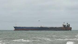 Българските власти евакуираха трима души от заседналия край Ахтопол танкер