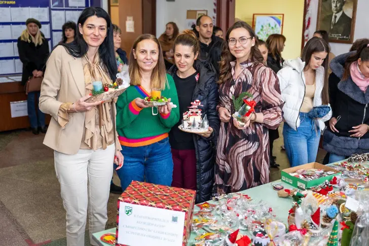 Във Враца откриха Коледен благотворителен базар във Великотърновския университет
