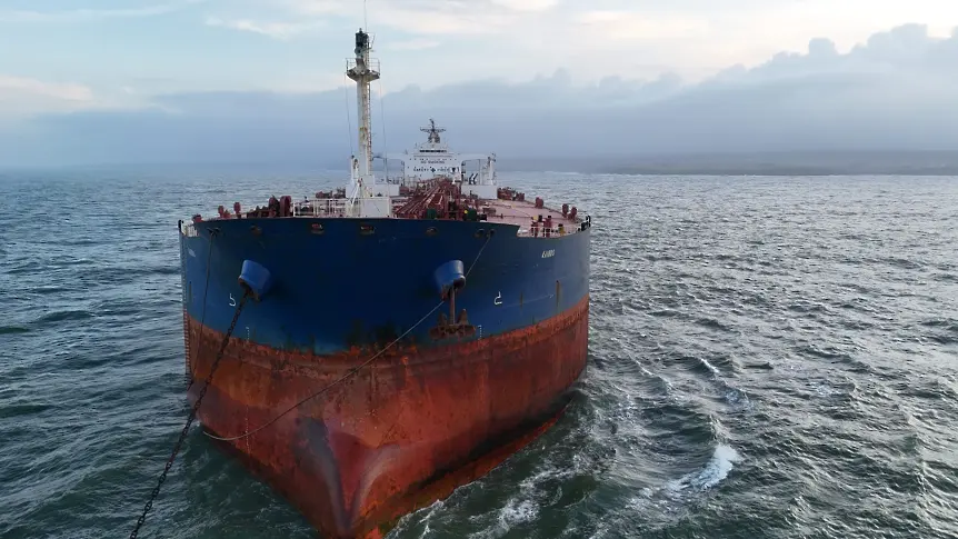 Трети ден танкерът "Кайрос" остава блокиран край Ахтопол