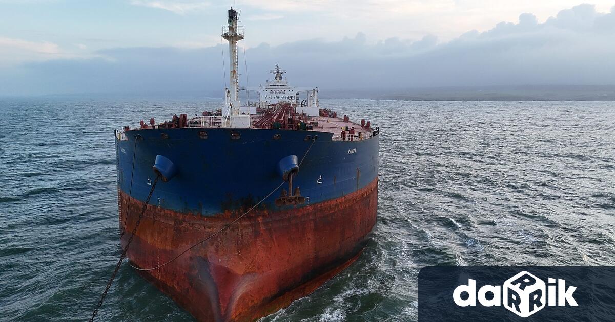 Трети ден танкерът Кайрос поразен от военни дронове край Босфора