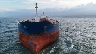 Трети ден танкерът "Кайрос" остава блокиран край Ахтопол
