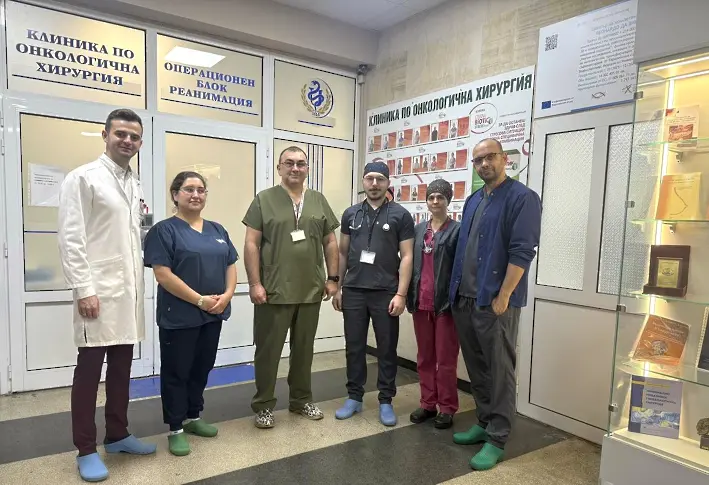 Мултидисциплинарен екип от УМБАЛ „Д-р Георги Странски“ извърши комплексна робот-асистирана тазова операция на пациентка с рак на правото черво