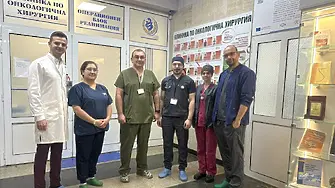 Мултидисциплинарен екип от УМБАЛ „Д-р Георги Странски“ извърши комплексна робот-асистирана тазова операция на пациентка с рак на правото черво