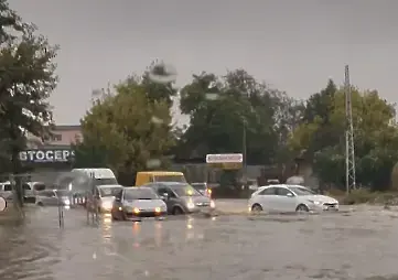Свлачище блокира пътя към Смолян, наводнения затрудняват трафика в Пловдив