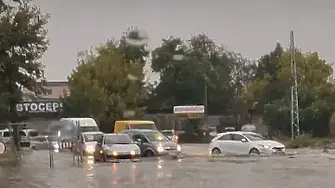 Свлачище блокира пътя към Смолян, наводнения затрудняват трафика в Пловдив