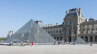 Наводнение в Лувъра е повредило стотици ценни книги и трудове