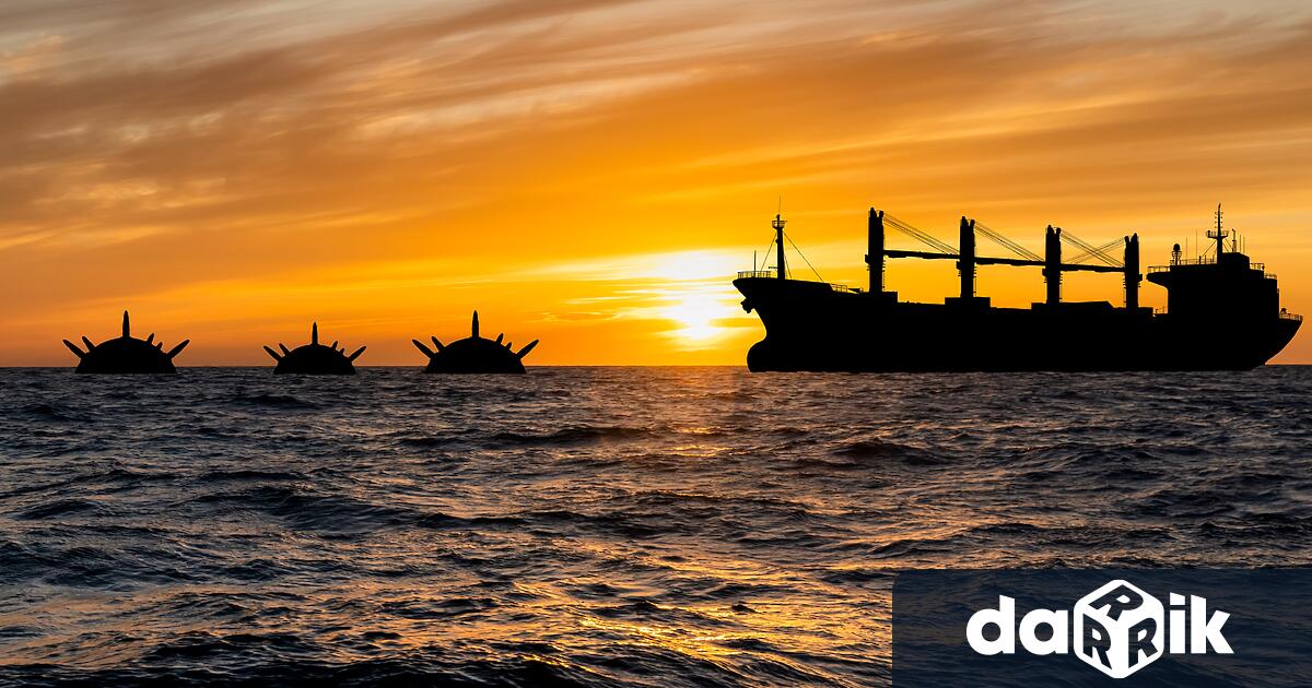 Два подозрителни обекта плаващи в Черно море са под наблюдението