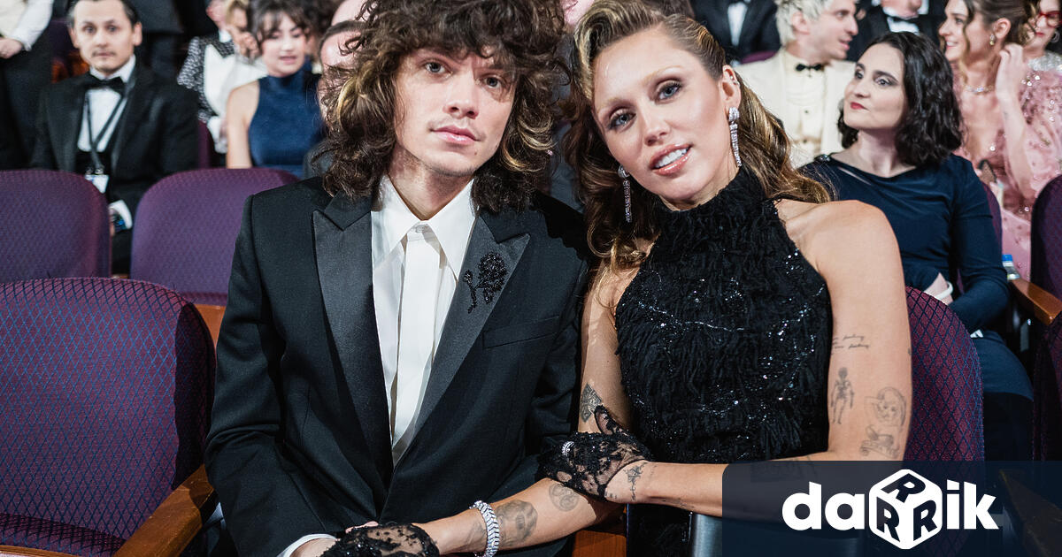 Майли Сайръс се сгоди за приятеля си музиканта Макс Морандо