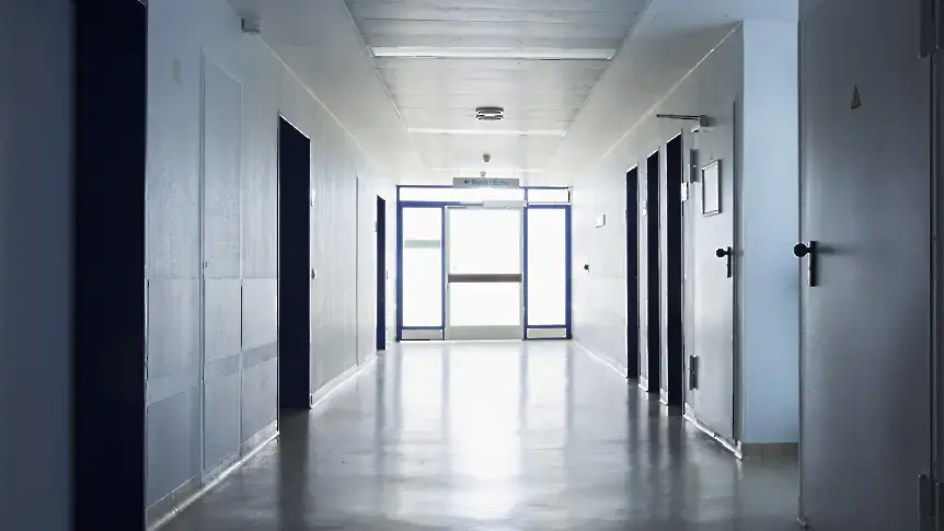 Откриха човешки останки в двора на болницата във Враца