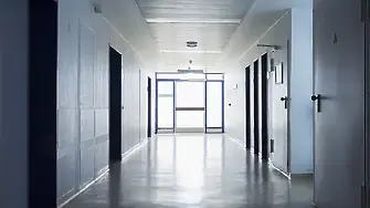 Откриха човешки останки в двора на болницата във Враца