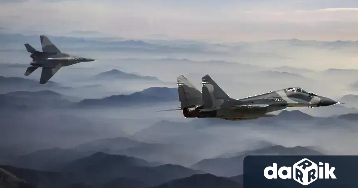 Няколко германски изтребителя Юрофайтър Тайфун Eurofighter Typhoon излетяха днес от