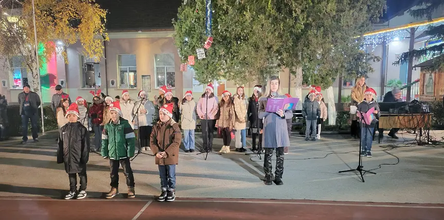 Празнично грейнаха светлините на коледната елха в НУ „Христо Ботев“ – Плевен