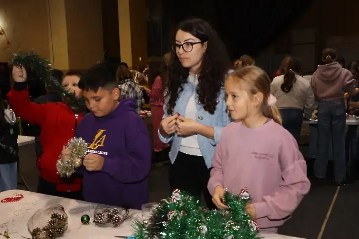 Работилница за коледна украса с кауза в град Левски
