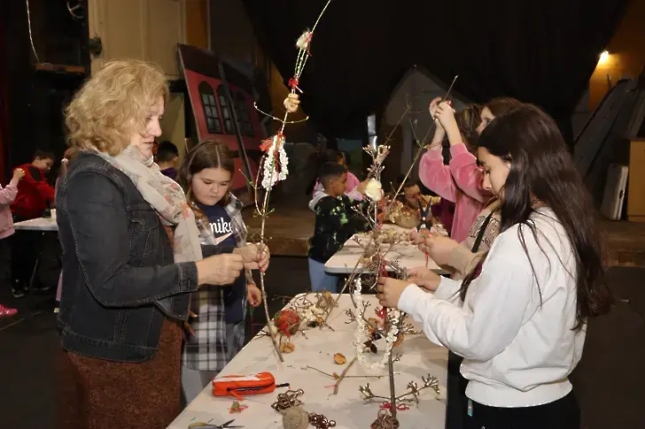 Работилница за коледна украса с кауза в град Левски