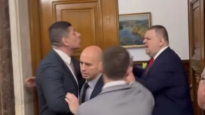  Скандал и физически сблъсък между Мирчев и Пеевски в парламента (ВИДЕО)