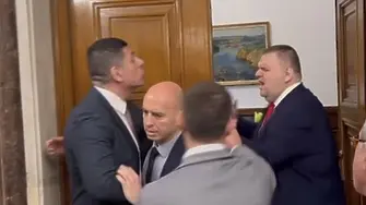  Скандал и физически сблъсък между Мирчев и Пеевски в парламента (ВИДЕО)