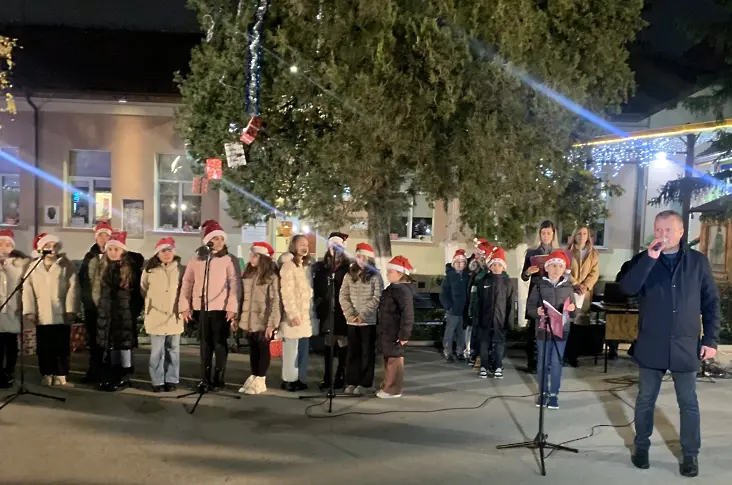 Празнично грейнаха светлините на коледната елха в НУ „Христо Ботев“ – Плевен