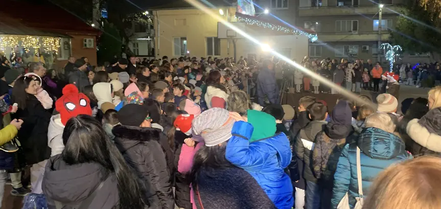 Празнично грейнаха светлините на коледната елха в НУ „Христо Ботев“ – Плевен