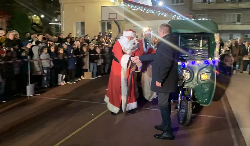 Празнично грейнаха светлините на коледната елха в НУ „Христо Ботев“ – Плевен