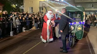 Празнично грейнаха светлините на коледната елха в НУ „Христо Ботев“ – Плевен