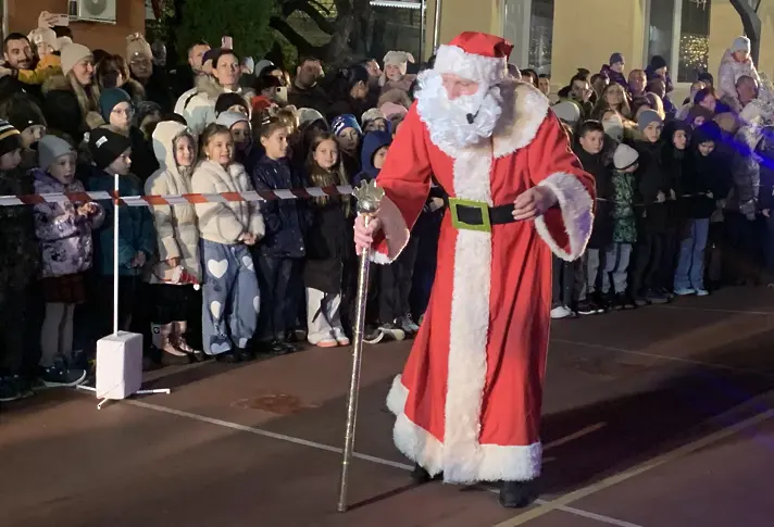 Празнично грейнаха светлините на коледната елха в НУ „Христо Ботев“ – Плевен