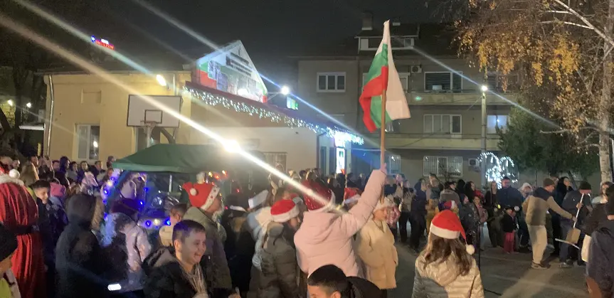 Празнично грейнаха светлините на коледната елха в НУ „Христо Ботев“ – Плевен