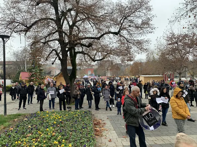 От протеста в Плевен тази неделя: Няма власт, по-силна от народа си! А когато се събудят младите, държавата се завръща при тези, на които принадлежи