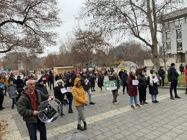От протеста в Плевен тази неделя: Няма власт, по-силна от народа си! А когато се събудят младите, държавата се завръща при тези, на които принадлежи