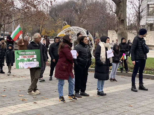 От протеста в Плевен тази неделя: Няма власт, по-силна от народа си! А когато се събудят младите, държавата се завръща при тези, на които принадлежи