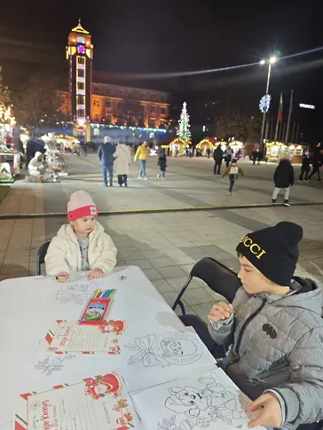 Коледни работилници за деца отвориха врати в Коледното градче на Плевен, тук е и най-желаният гост за празниците