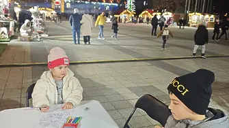 Коледни работилници за деца отвориха врати в Коледното градче на Плевен, тук е и най-желаният гост за празниците