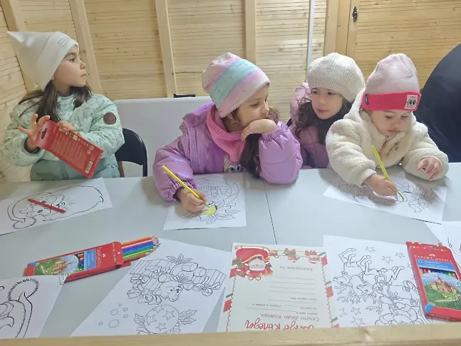 Коледни работилници за деца отвориха врати в Коледното градче на Плевен, тук е и най-желаният гост за празниците