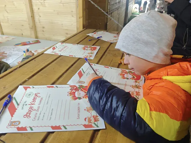 Коледни работилници за деца отвориха врати в Коледното градче на Плевен, тук е и най-желаният гост за празниците