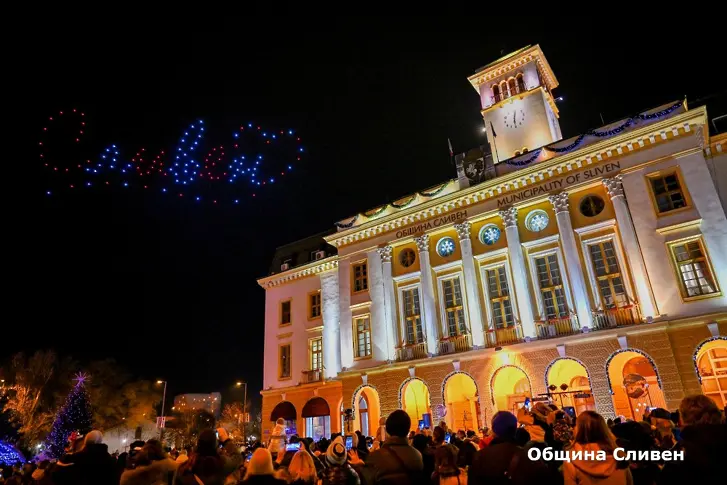 Палят светлините на коледната елха в Сливен