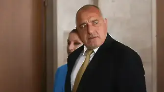 Граждани излязоха на протест пред дома на Бойко Борисов в Банкя (ВИДЕО)