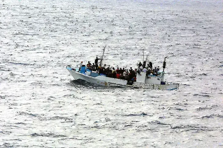 Трафикант изхвърли 37 мигранти от лодка край Гърция, дете загина