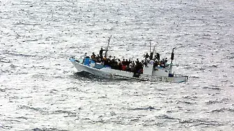 Трафикант изхвърли 37 мигранти от лодка край Гърция, дете загина