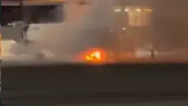 Пламъци блокираха самолет: 169 пътници се спуснаха по аварийните пързалки (ВИДЕО)