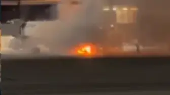 Пламъци блокираха самолет: 169 пътници се спуснаха по аварийните пързалки (ВИДЕО)